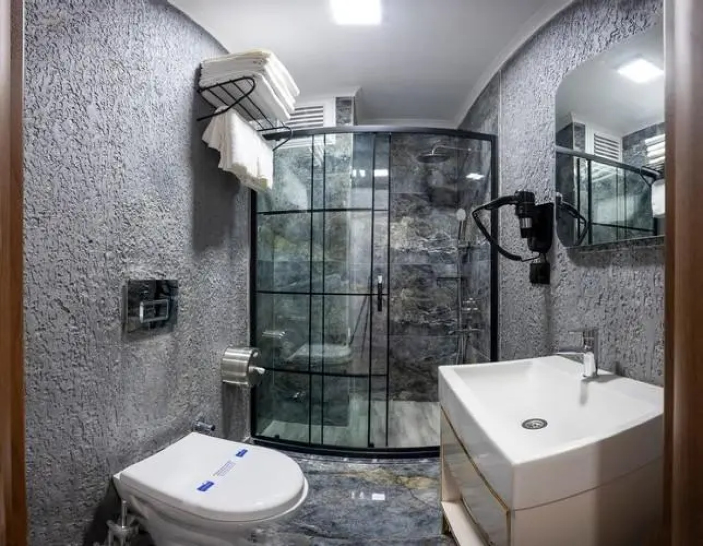 Luxury Airport Hotel by Zazzoni