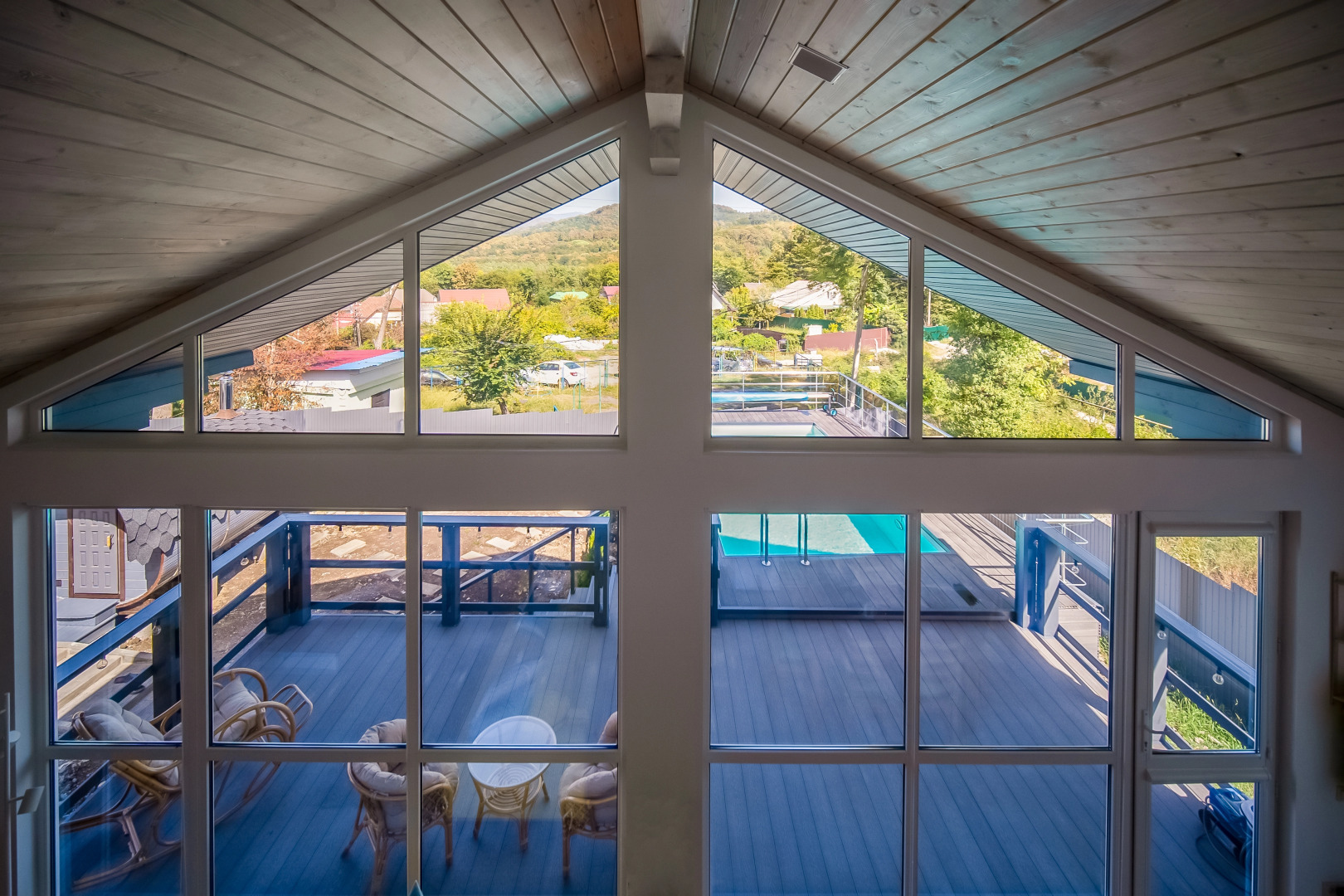 Частный Дом с Бассейном Мансардой и Видом на Горы