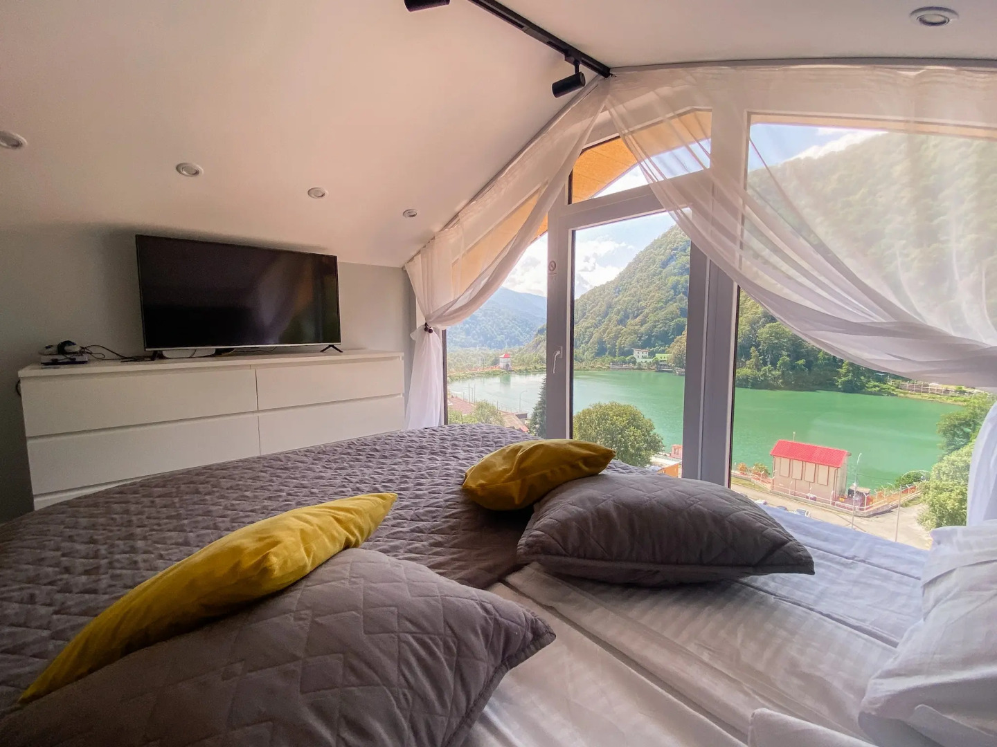 Квартира С Панорамным Видом на Озеро и Горы