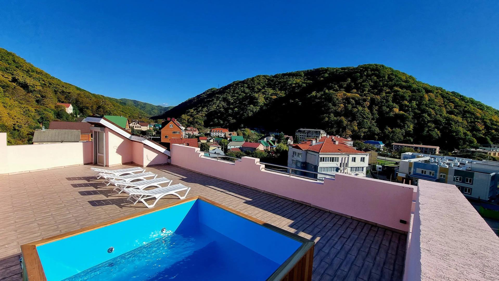 Частный Дом Таунхаус с Панорамной Крышей