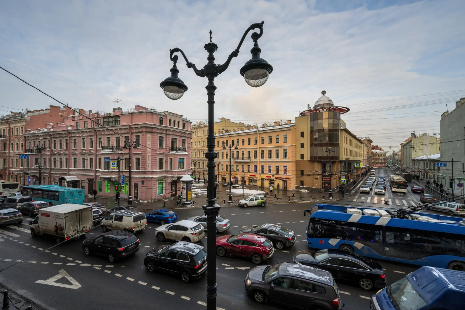 Квартира New Horizon Nevskiy 91 вид на главную улицу Петербурга из вашего окна