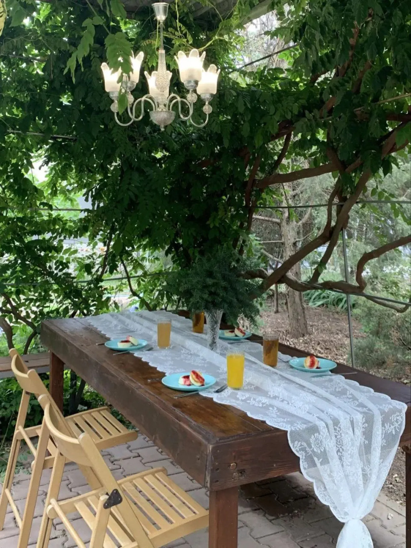 Частный дом с садом и бассейном