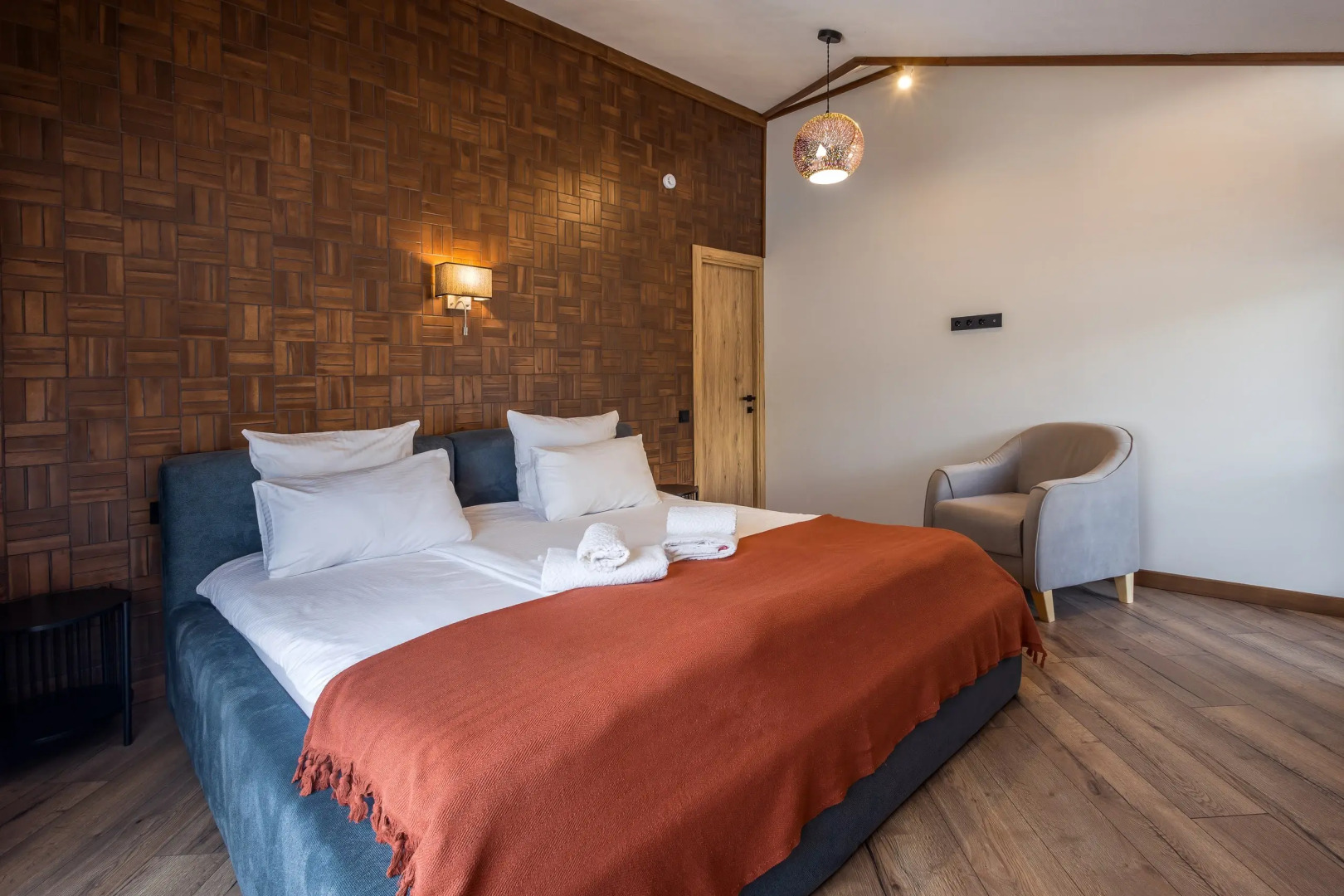 Частный дом у сквера в центре Поляны