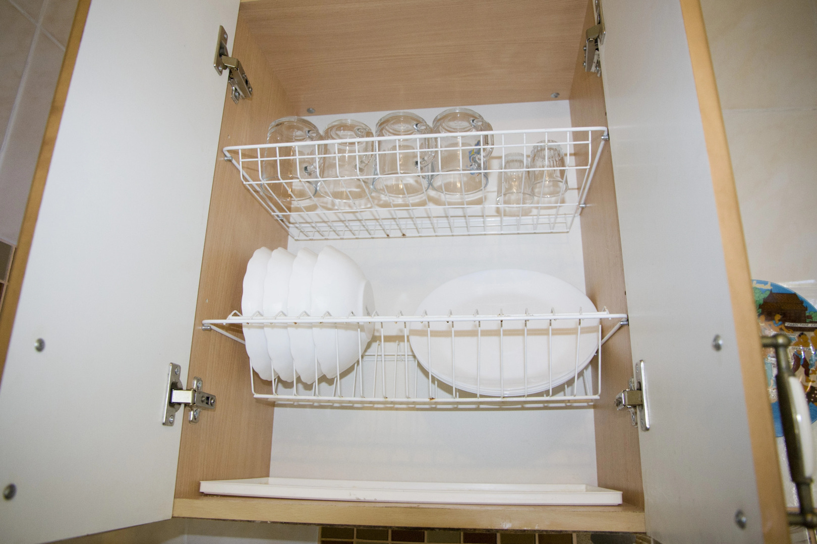 Уютная однокомнатная с изумрудным диваном и теплым полом