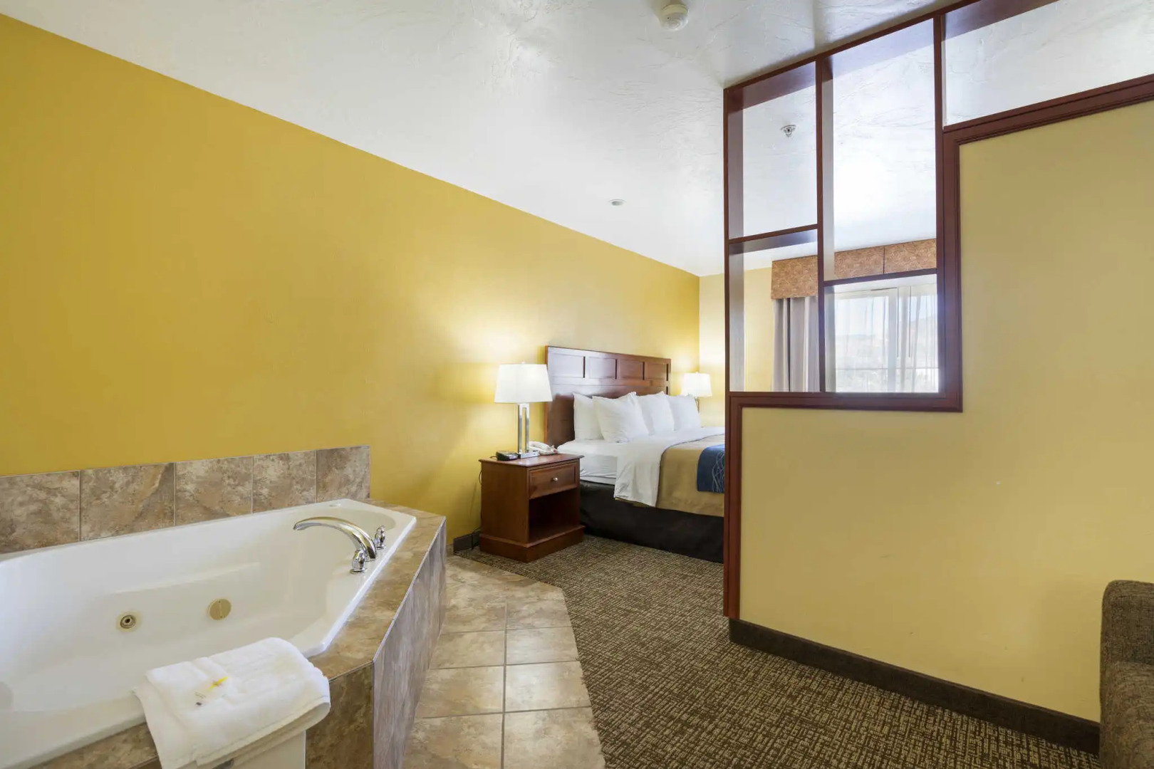 Отель Comfort Inn & Suites
