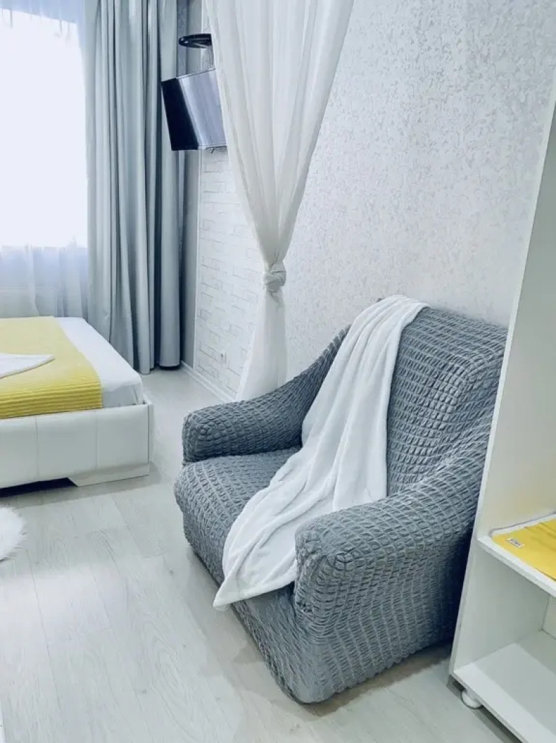 Студия Лимон возле парка и лебединого озера