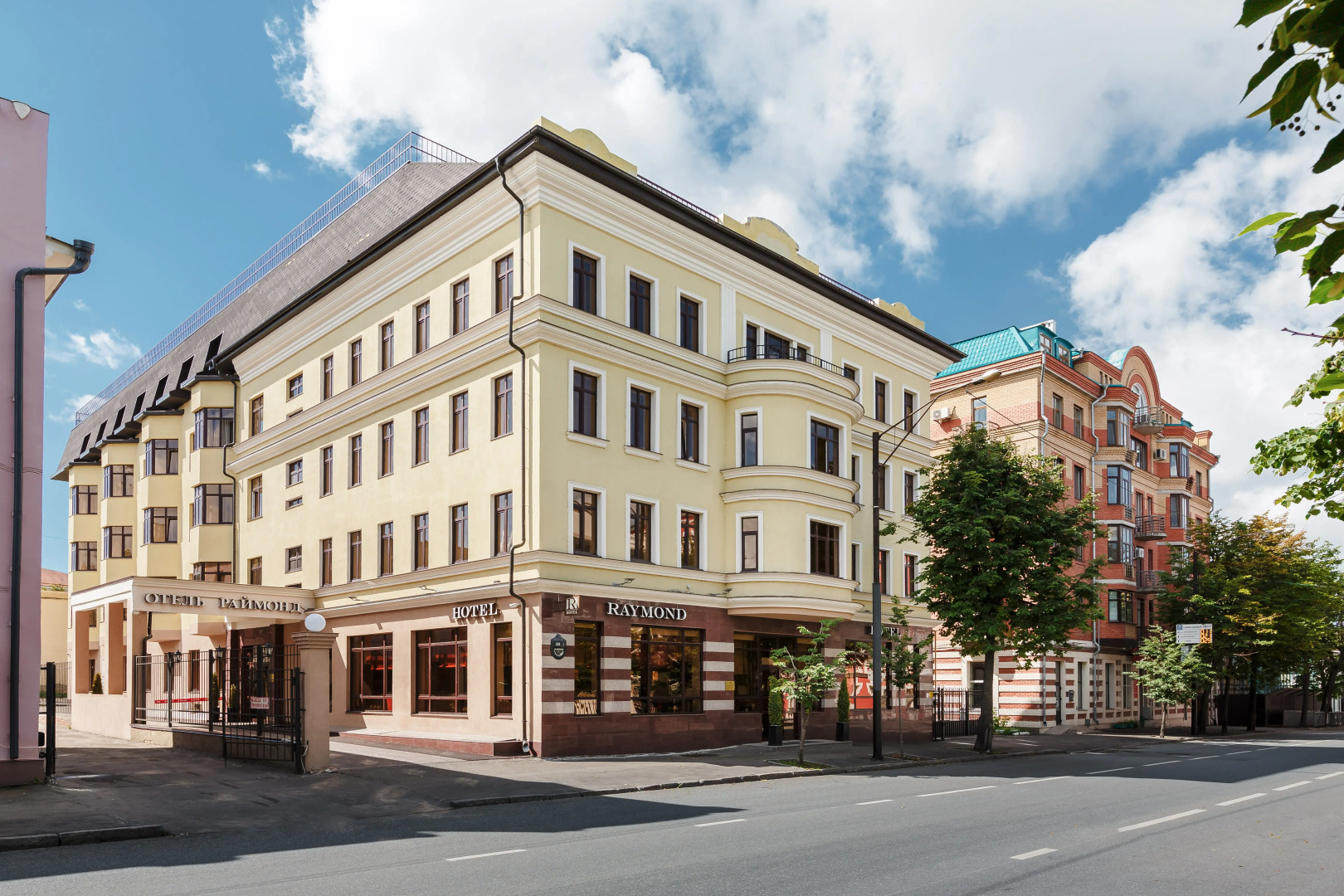 Отель Raymond