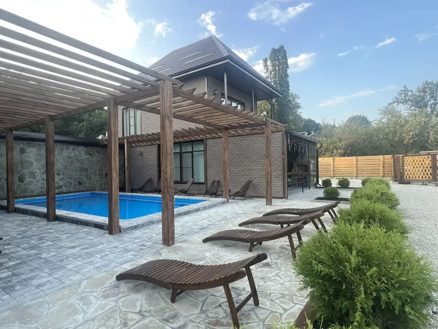 Частный дом с баней и бассейном