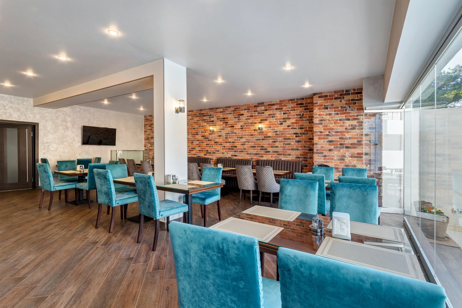 Отель Азария