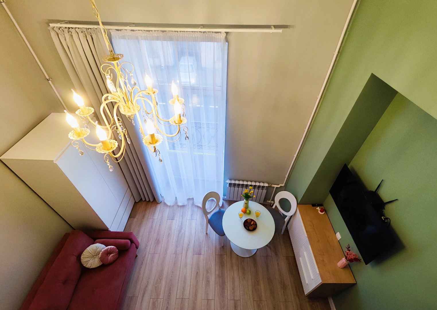 Апартаменты с балконом и камином