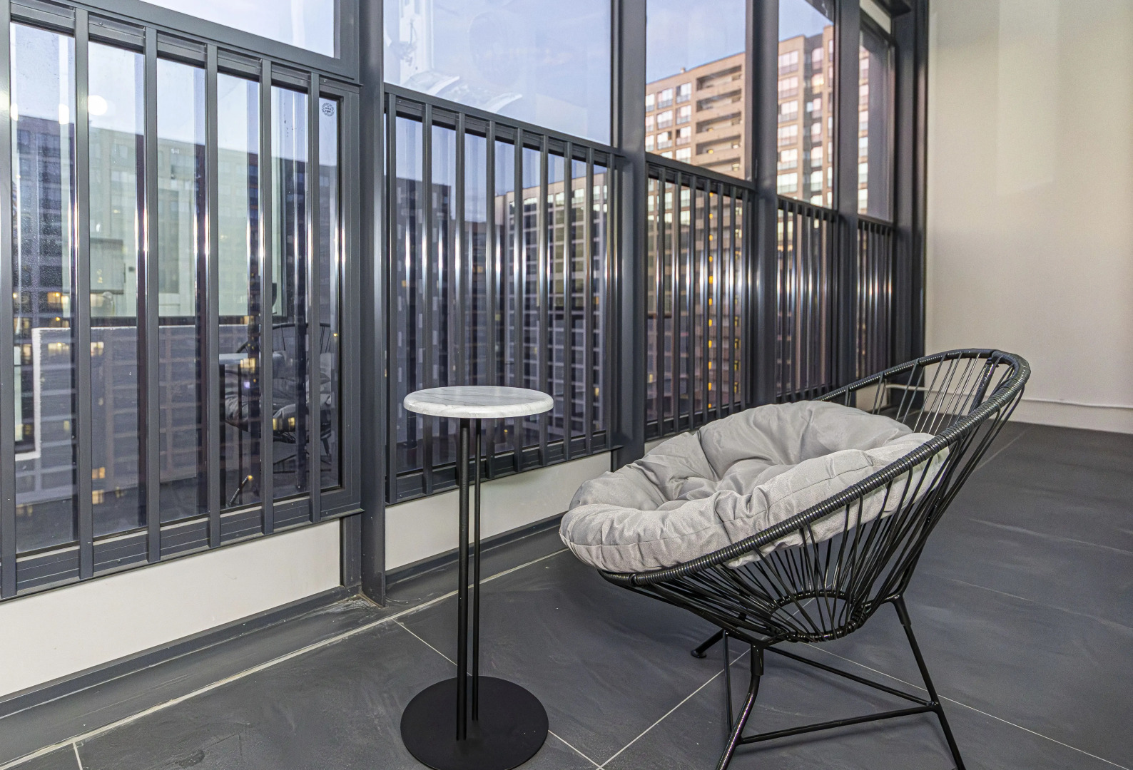 4flats MONOCHROME Квартира у набережной Невы в ЖК бизнес-класса