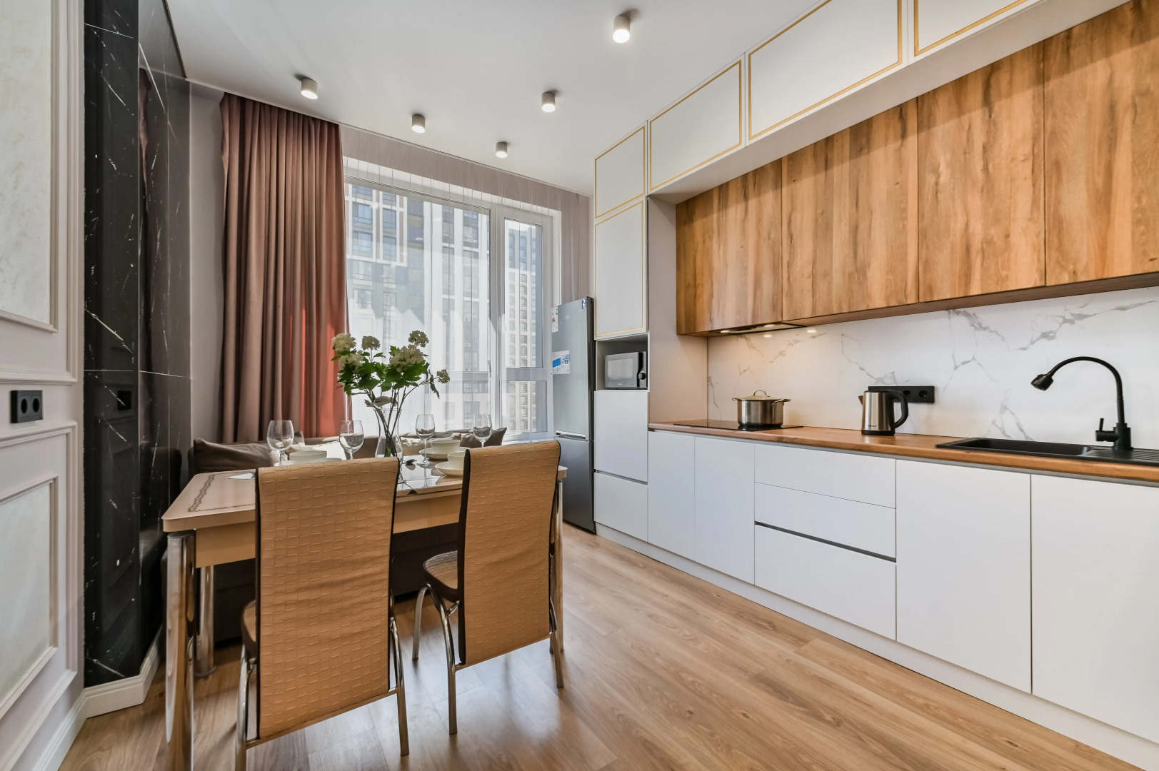 Апартаменты Просторная двухкомнатная Возле Хан-Шатыра