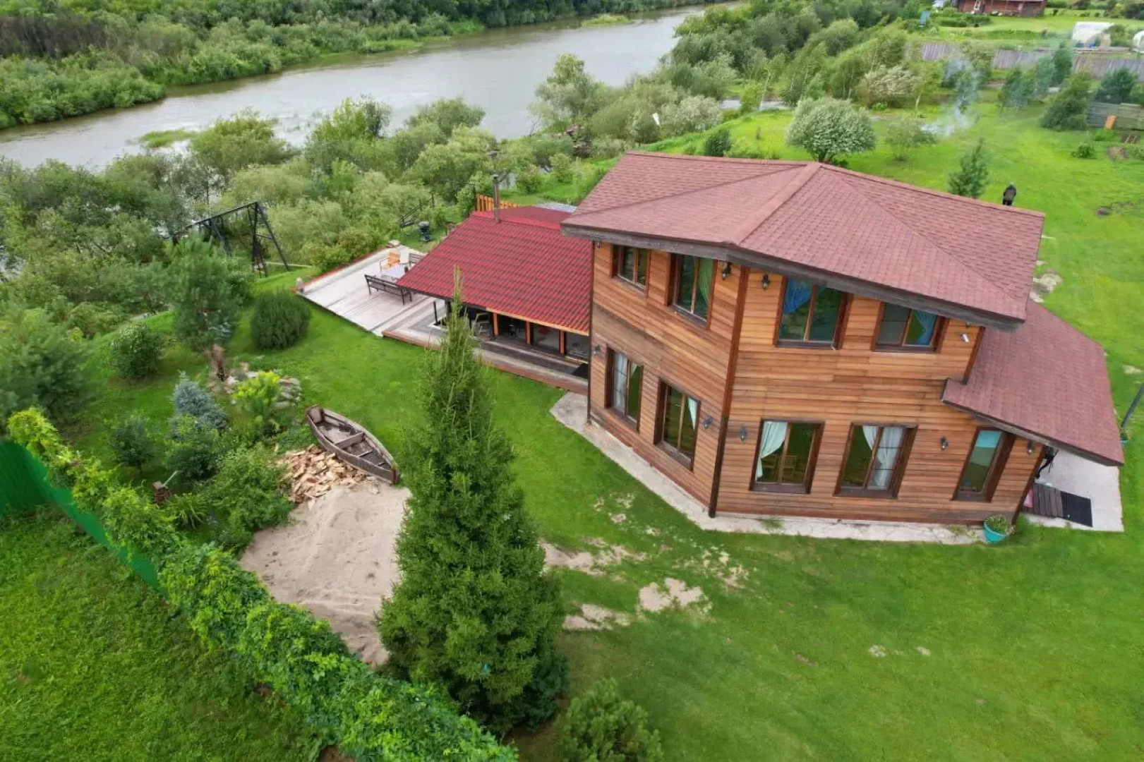 Гостевой Дом с кораблем на берегу реки