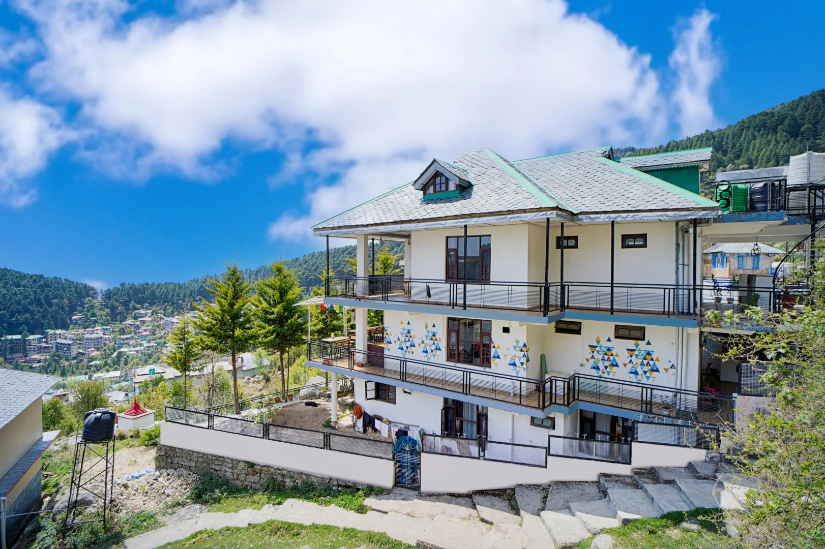 Хостел Young Monk Hostel & Cafe Dharamkot