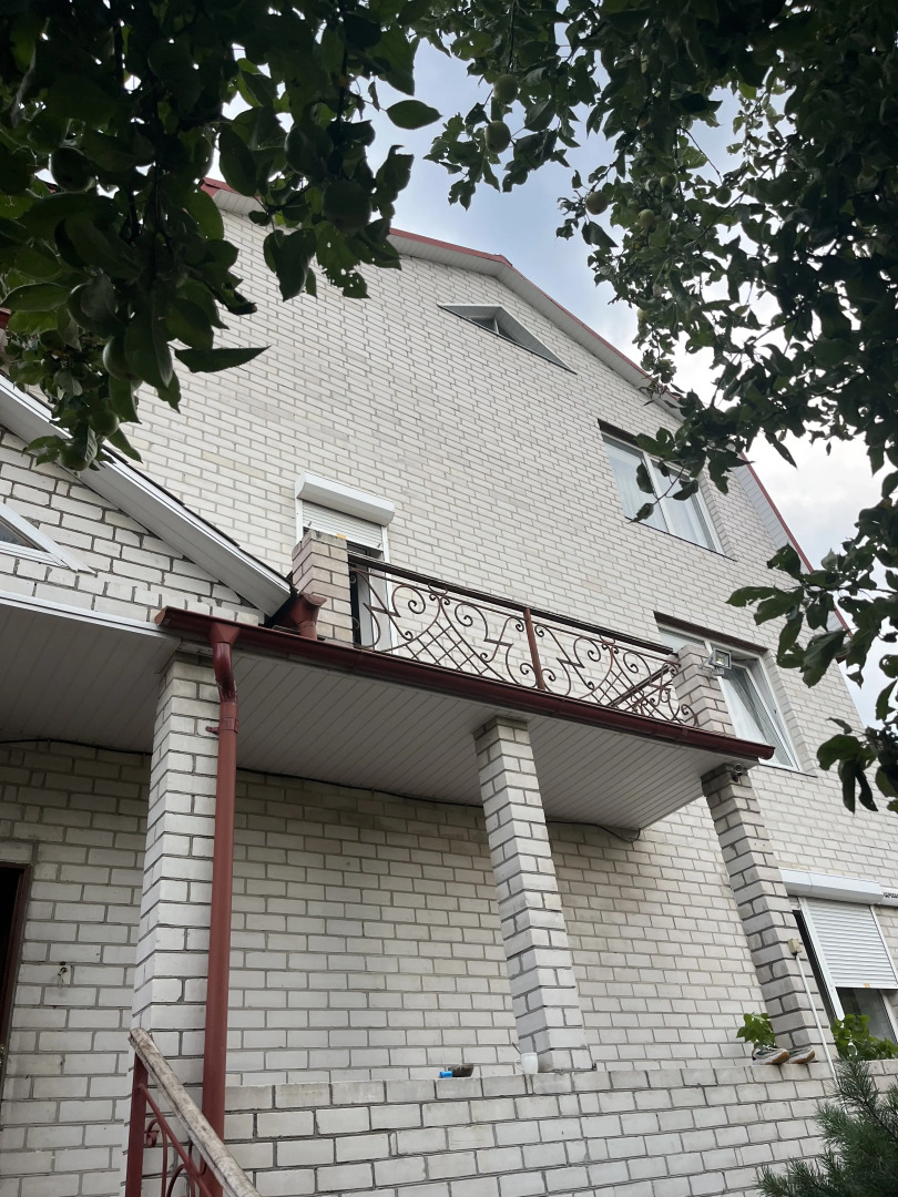 Частный дом с бассейном, сауной и камином