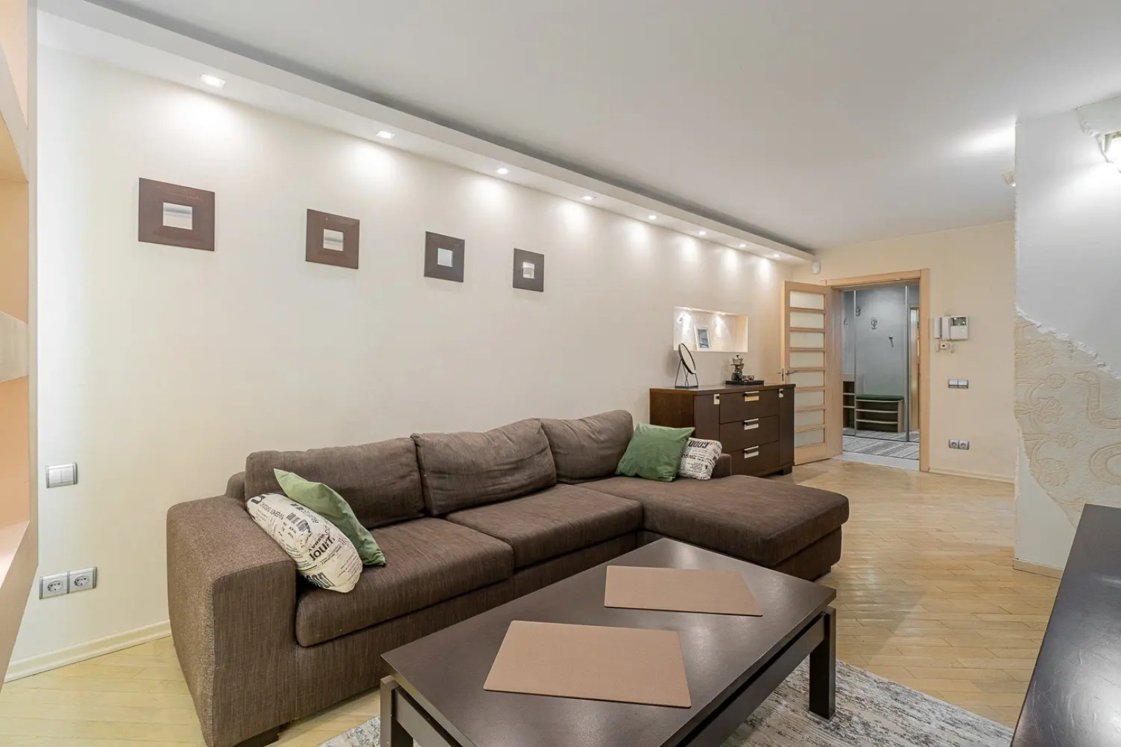 Апартаменты трехкомнатные на Мельникайте 16