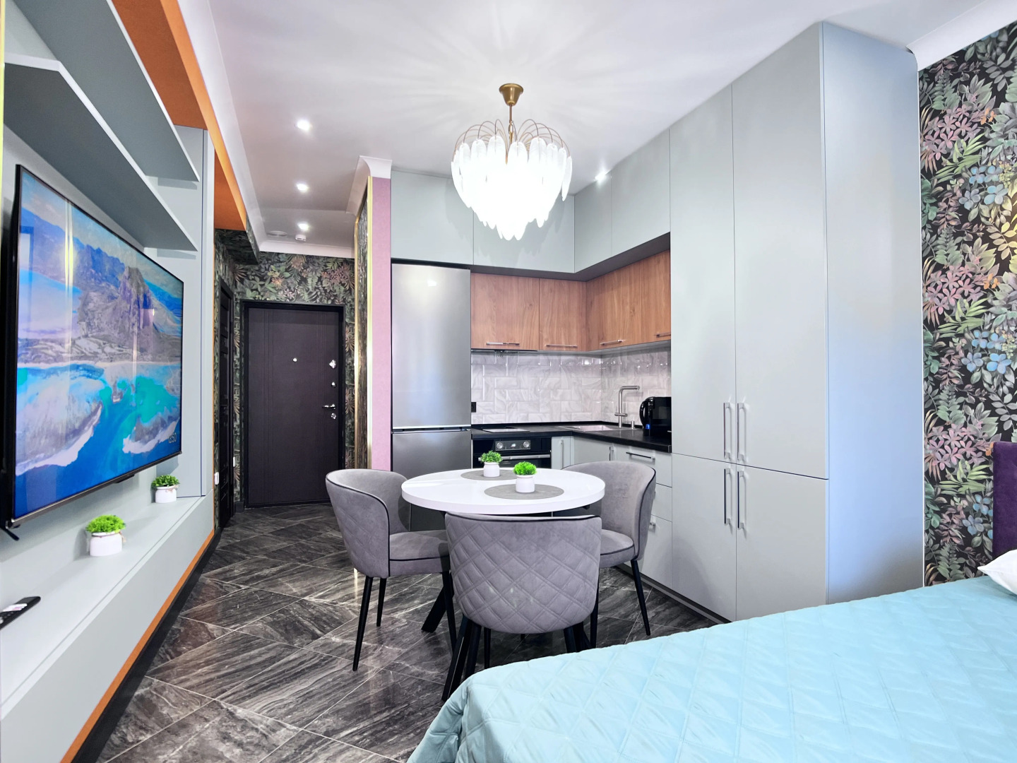 Апартаменты студия с балконом в центре Сочи