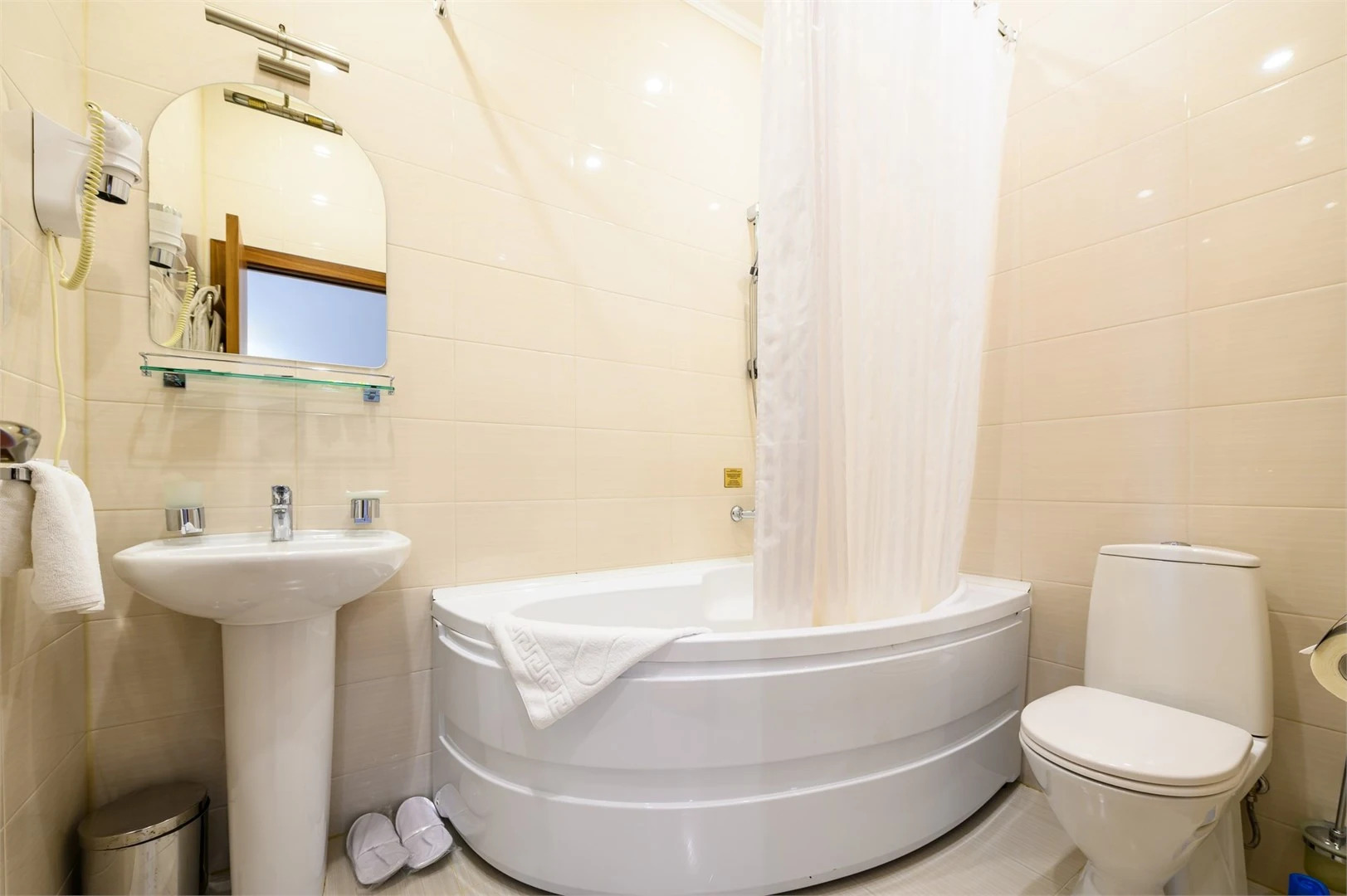 Соло на набережной реки Мойки 82