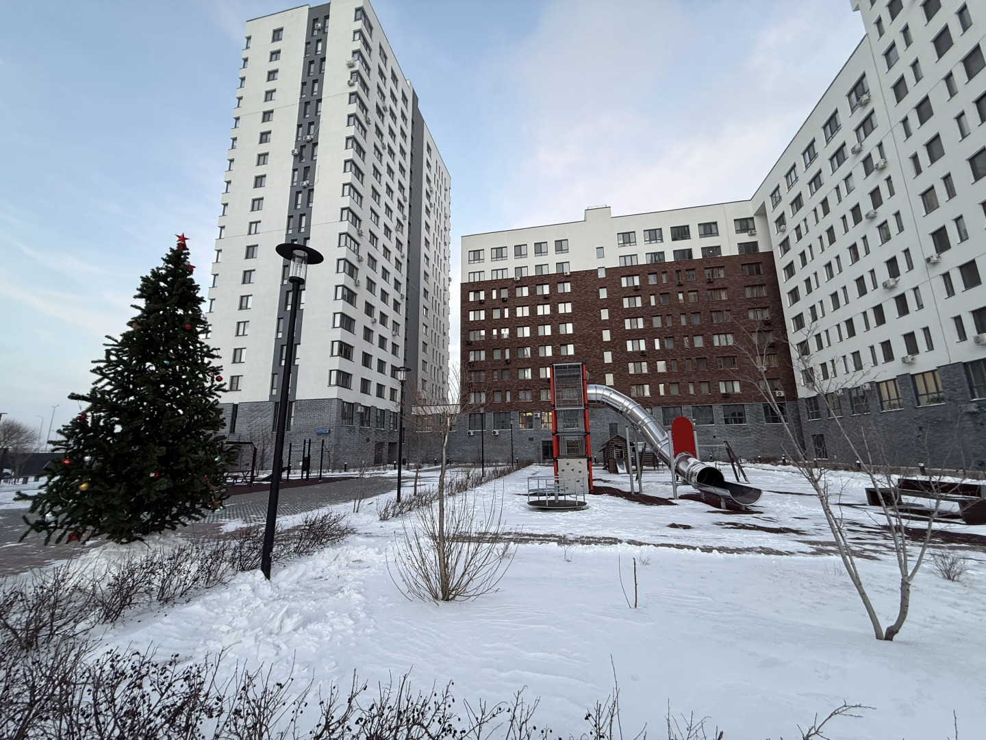 Апартаменты Элитные на берегу реки Тура с видом на Мост Влюбленных