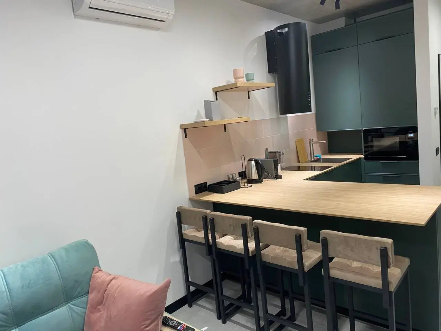 Апартаменты Пикассо - индустриальный шик с яркими акцентами