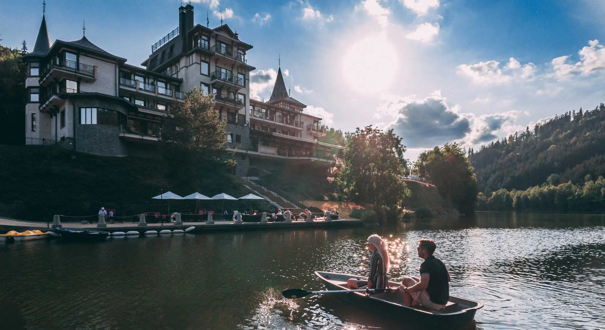 Resort Retro Riverside Wellness