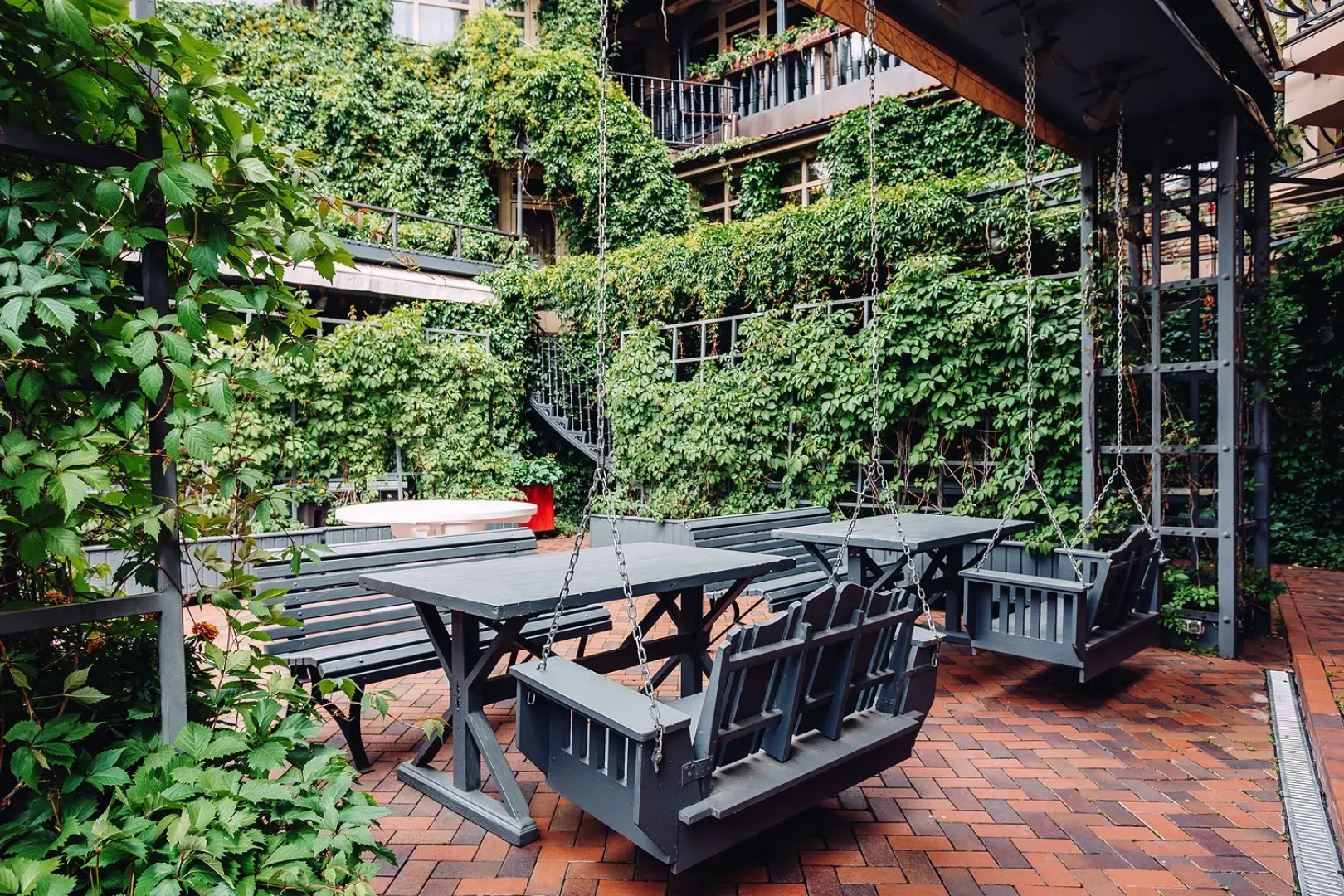 Отель Амбассадори