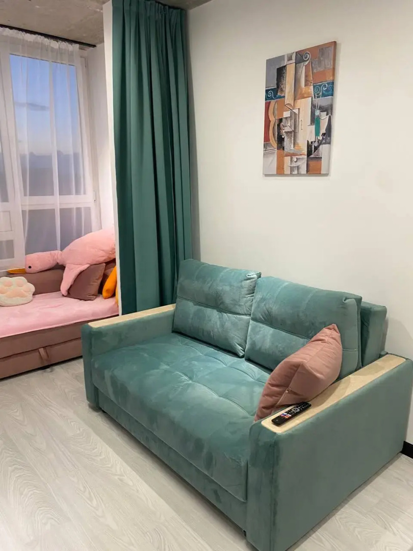 Апартаменты Пикассо - индустриальный шик с яркими акцентами