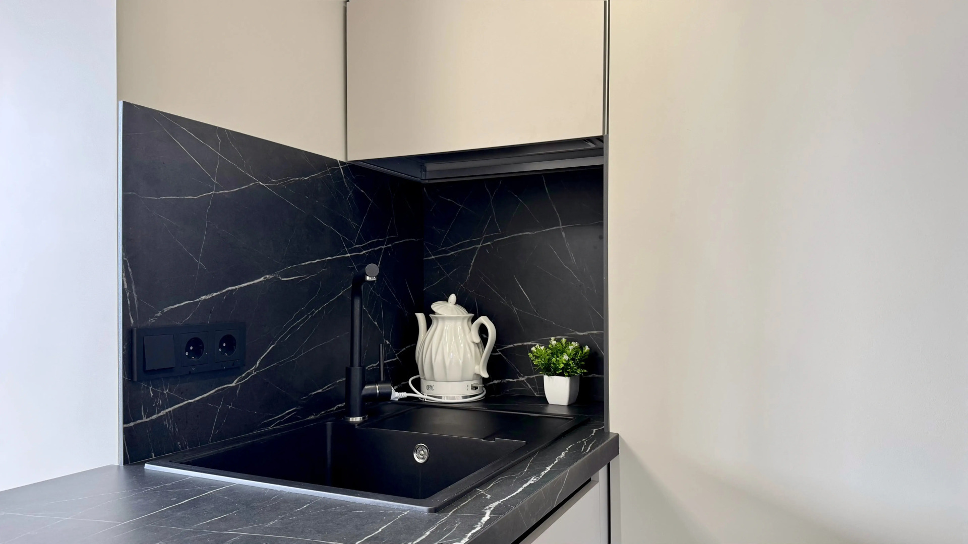 Апартаменты с балконом и видом на море  ЖК Фрукты 77 Я на Море