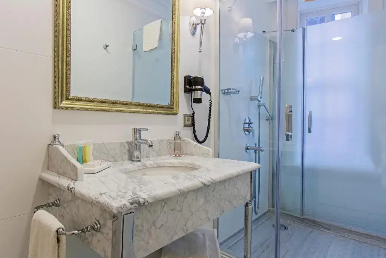 Meroddi La Porta Hotel