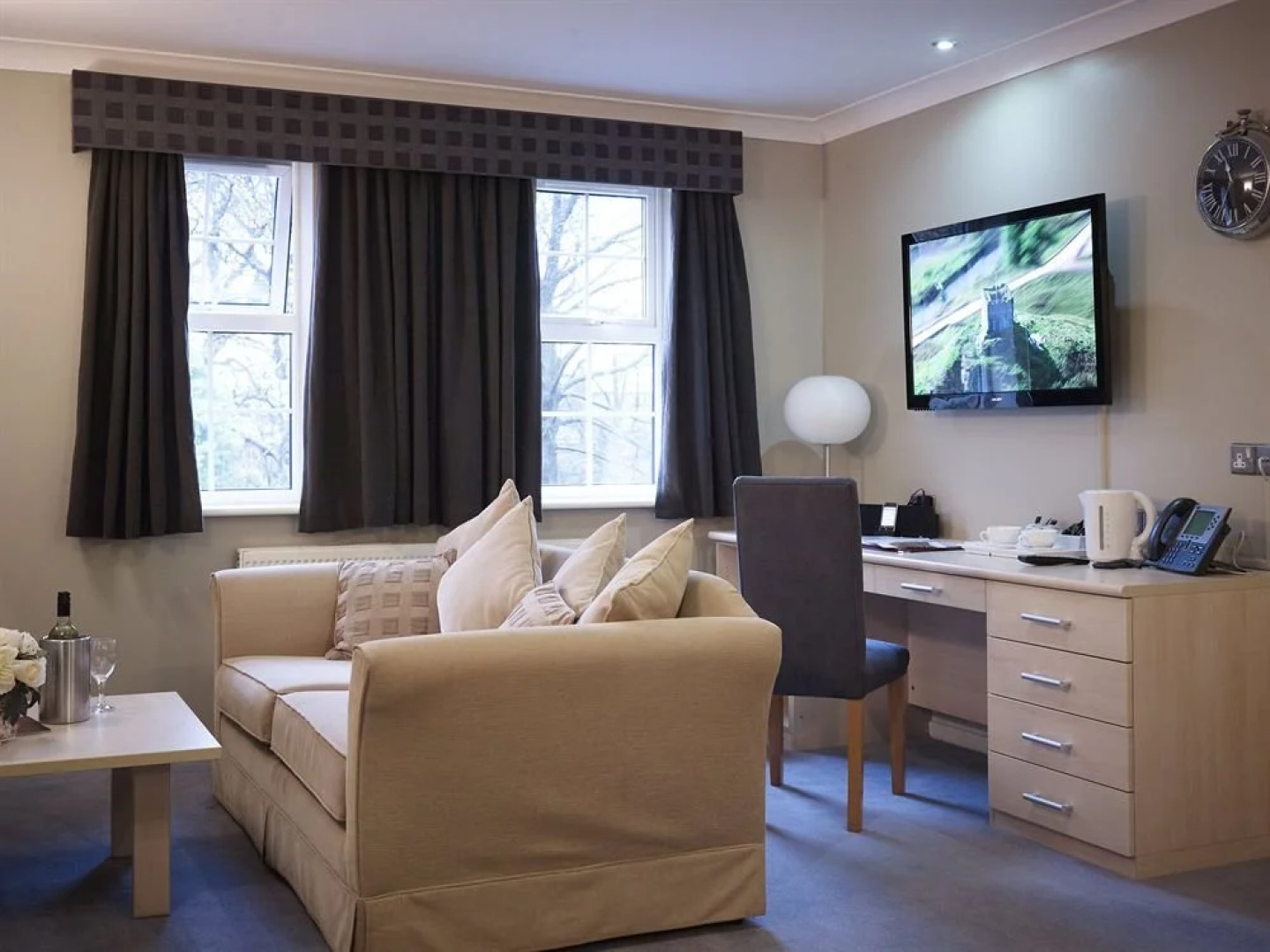 Отель The Avenue