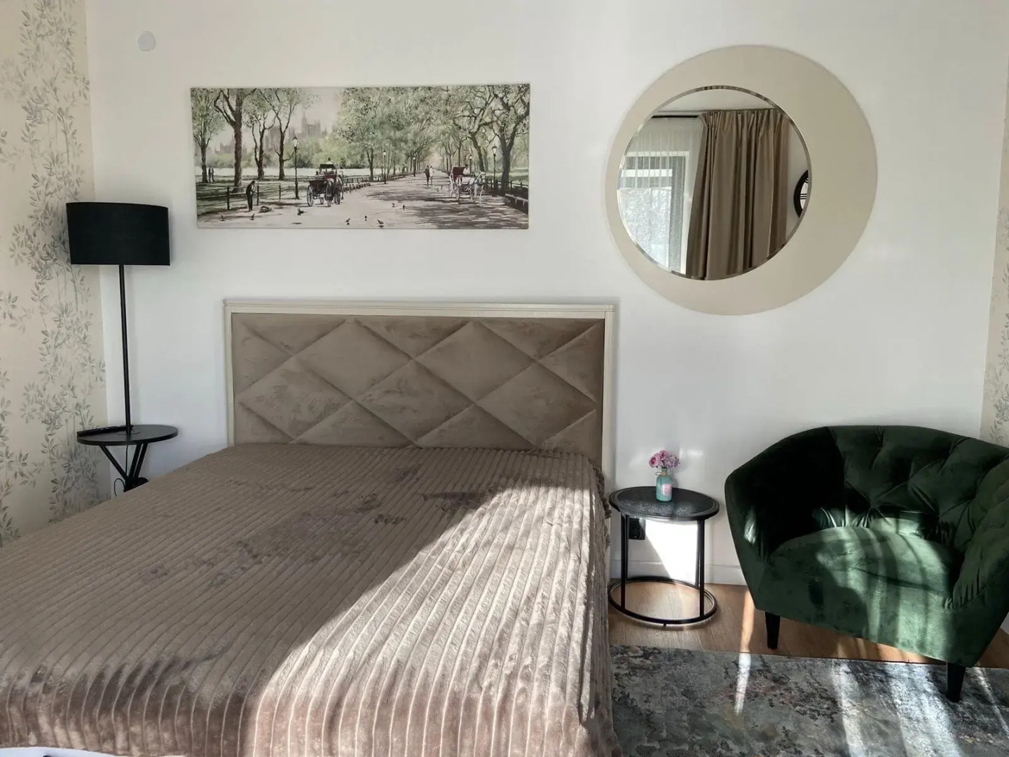 Апартаменты у берега моря с видом на парк