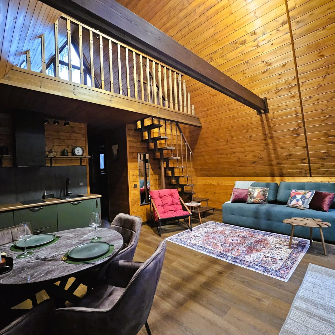 Частный дом темный А-фрейм