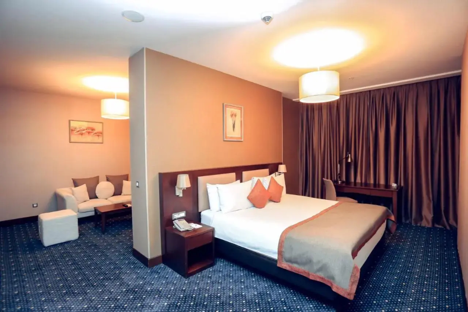 Parkside Hotel & Apartments