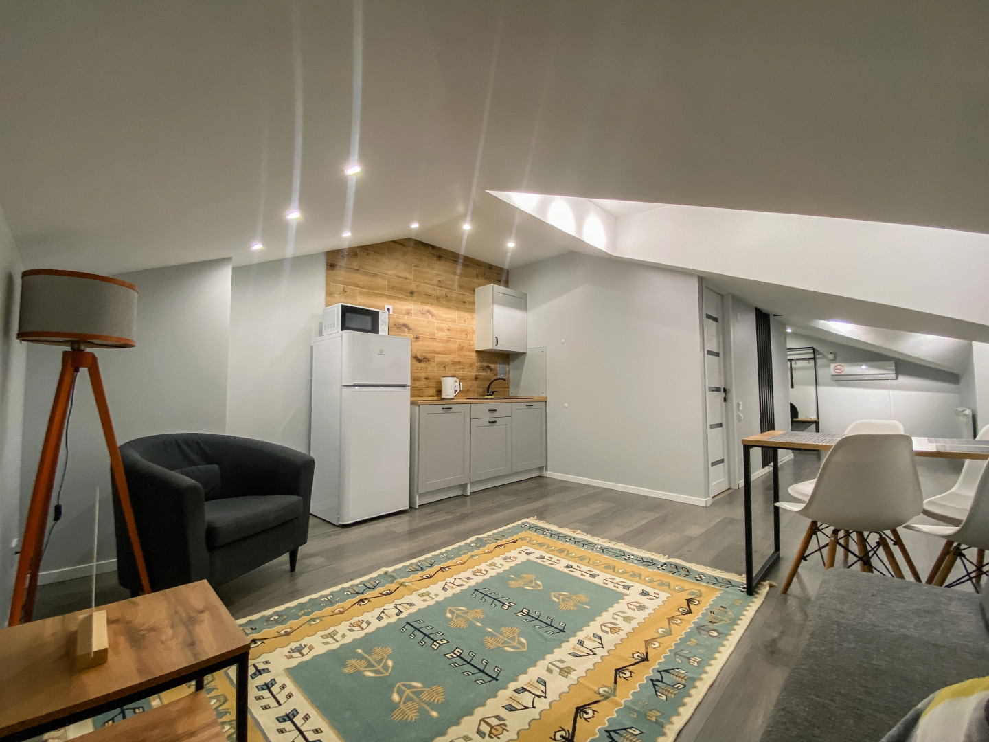 Студия с панорамным видом на озеро и горы