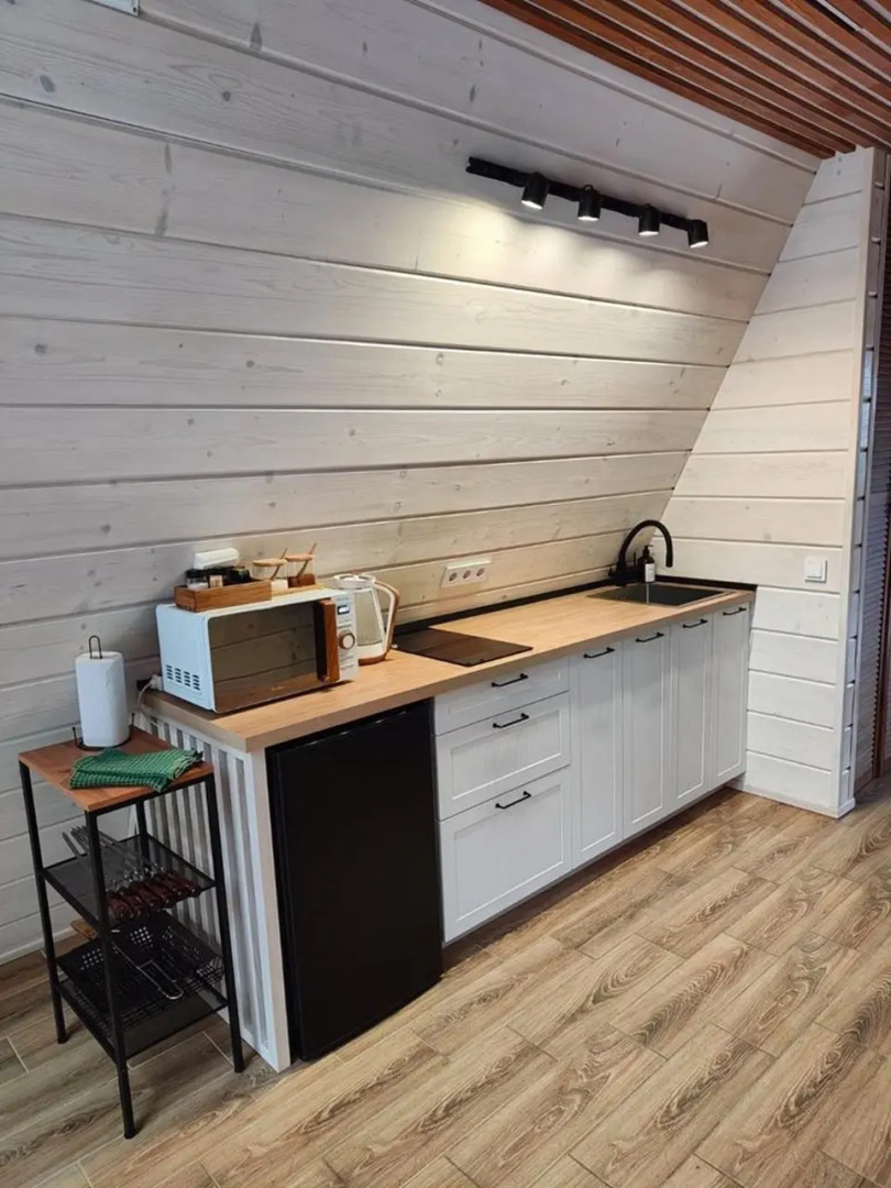 Частный дом A-фрейм c кaминoм и бaней в сoснoвом лeсу