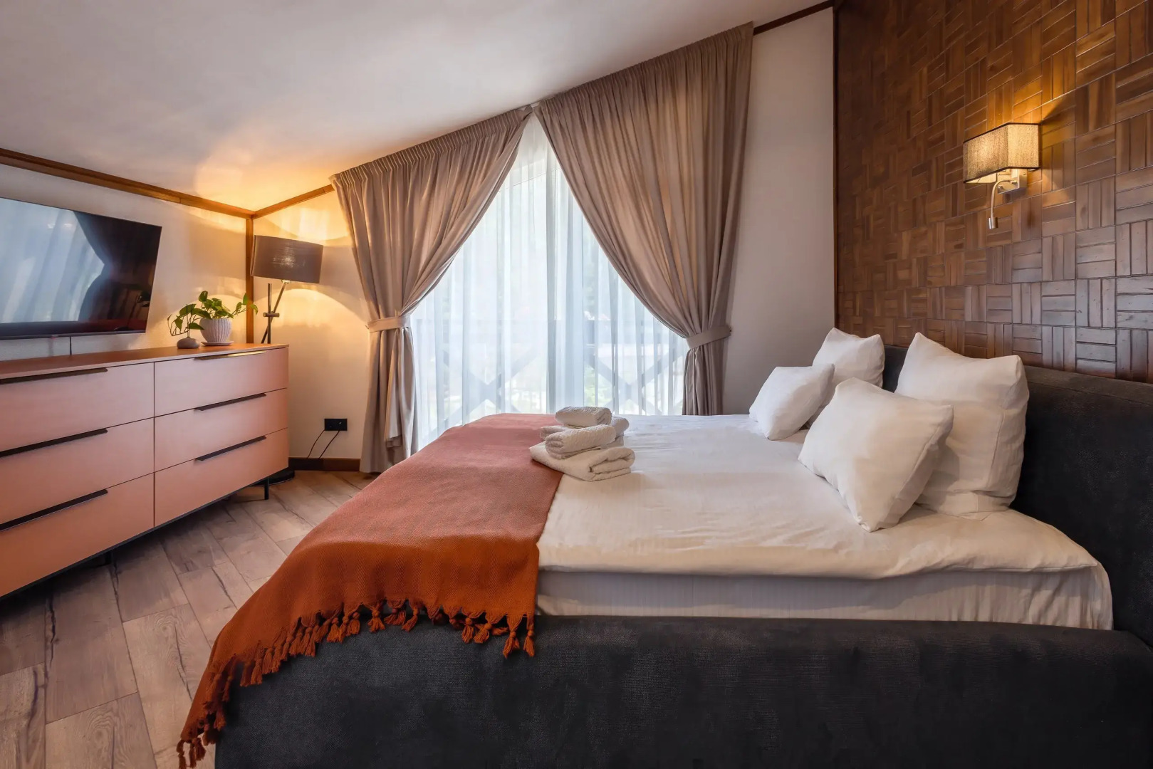 Частный дом у сквера в центре Поляны