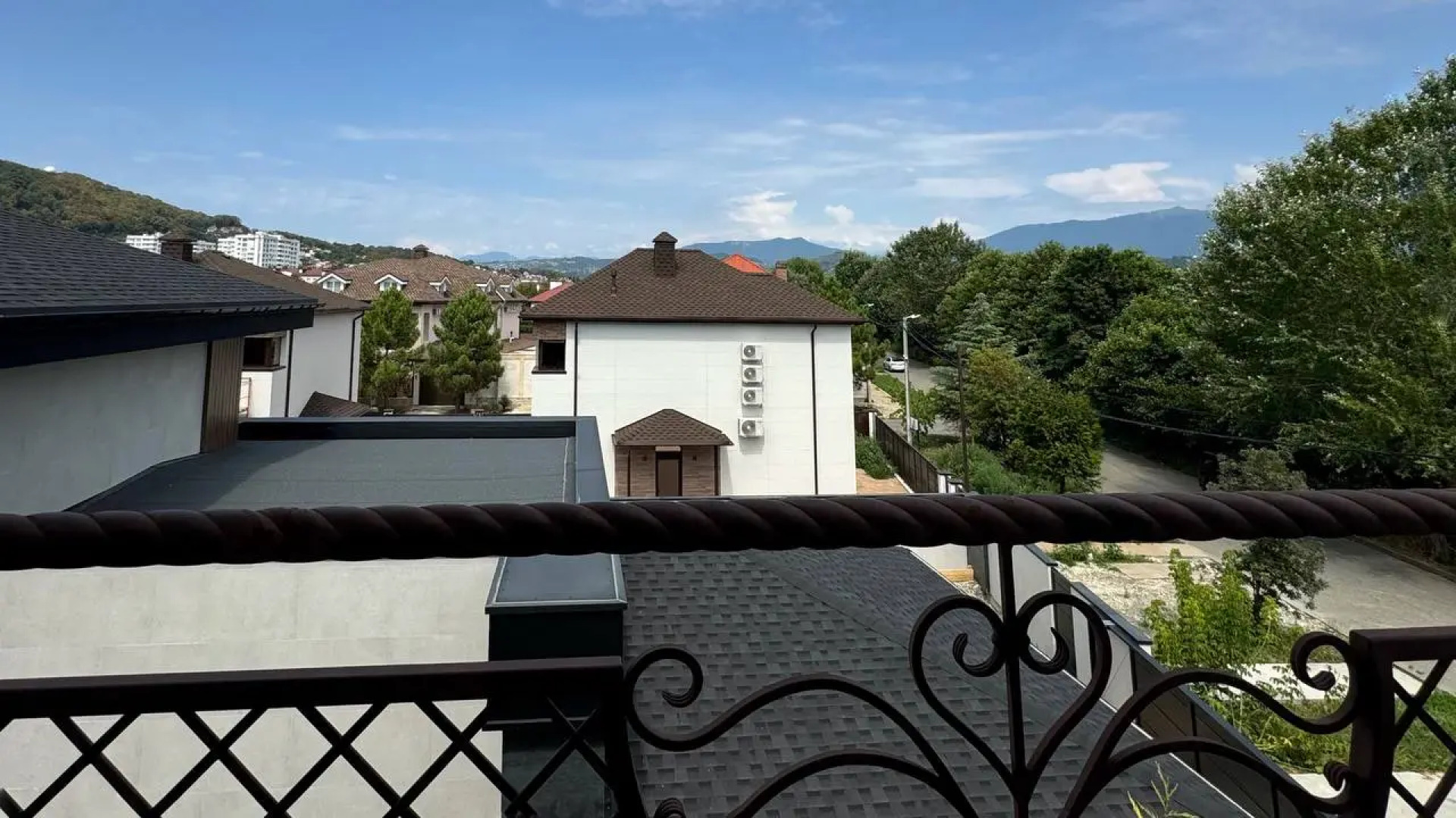 Квартиры с балконами и видом на горы на Мелетяна 5а 2