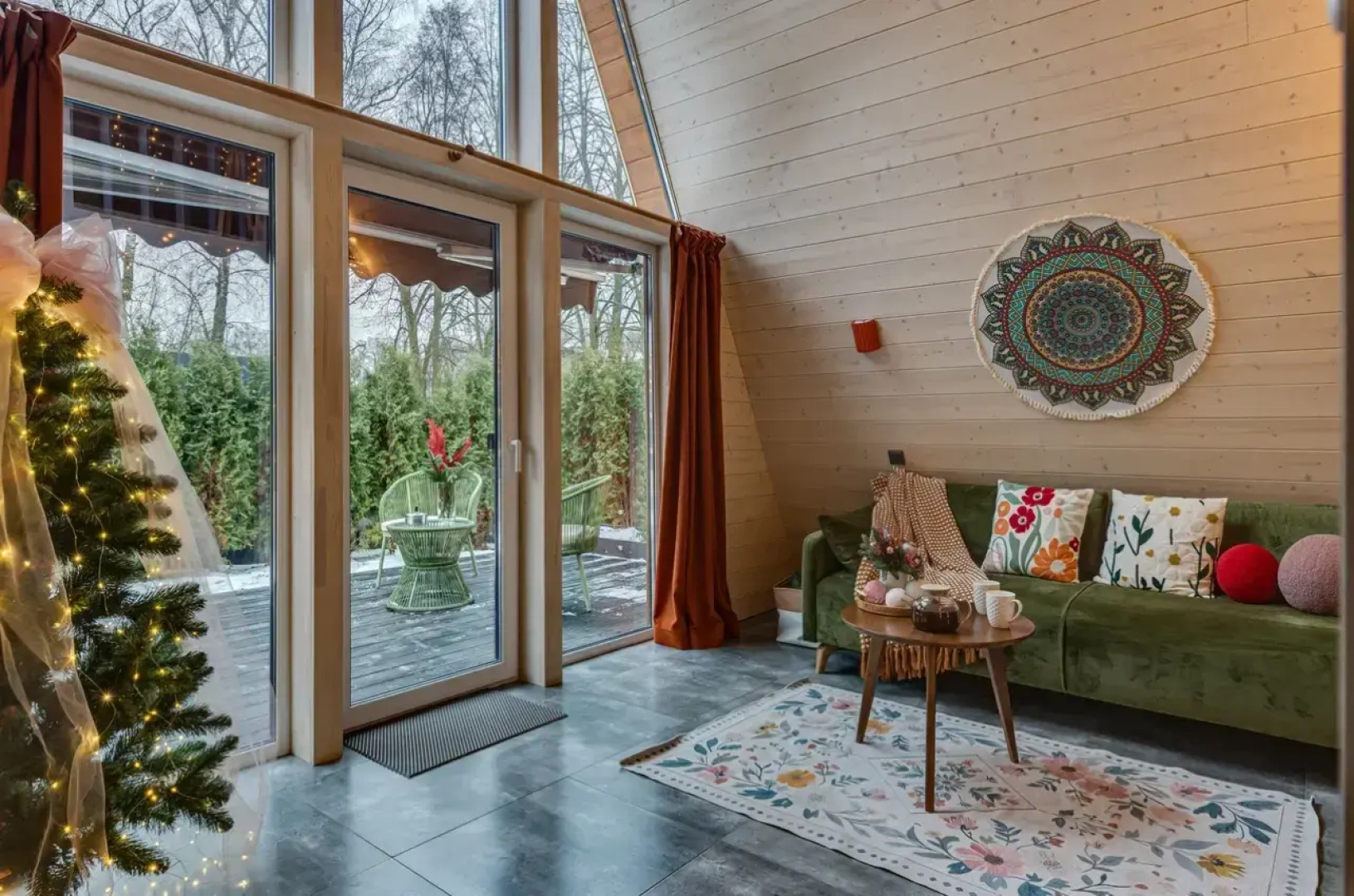 Частный дом Увеличенный А-фрейм Сад с баней и чаном