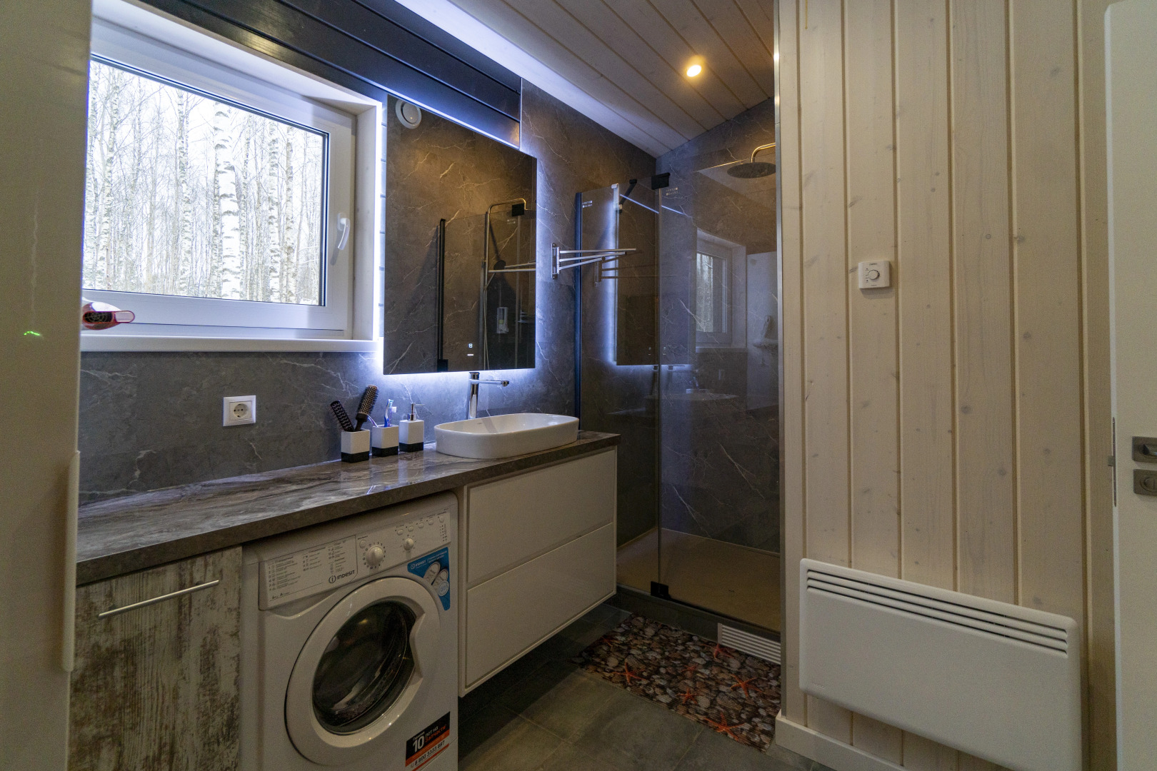 Дом Барнхаус у озера с панорамным остеклением