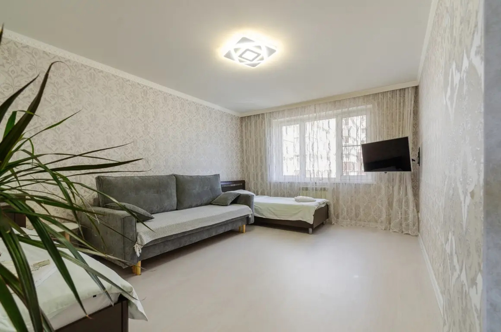 Апартаменты "Белоснежная 2 комнатная на Франко"