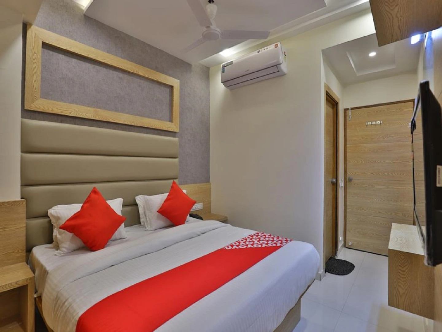 Отель Royal Square by Sky Stays