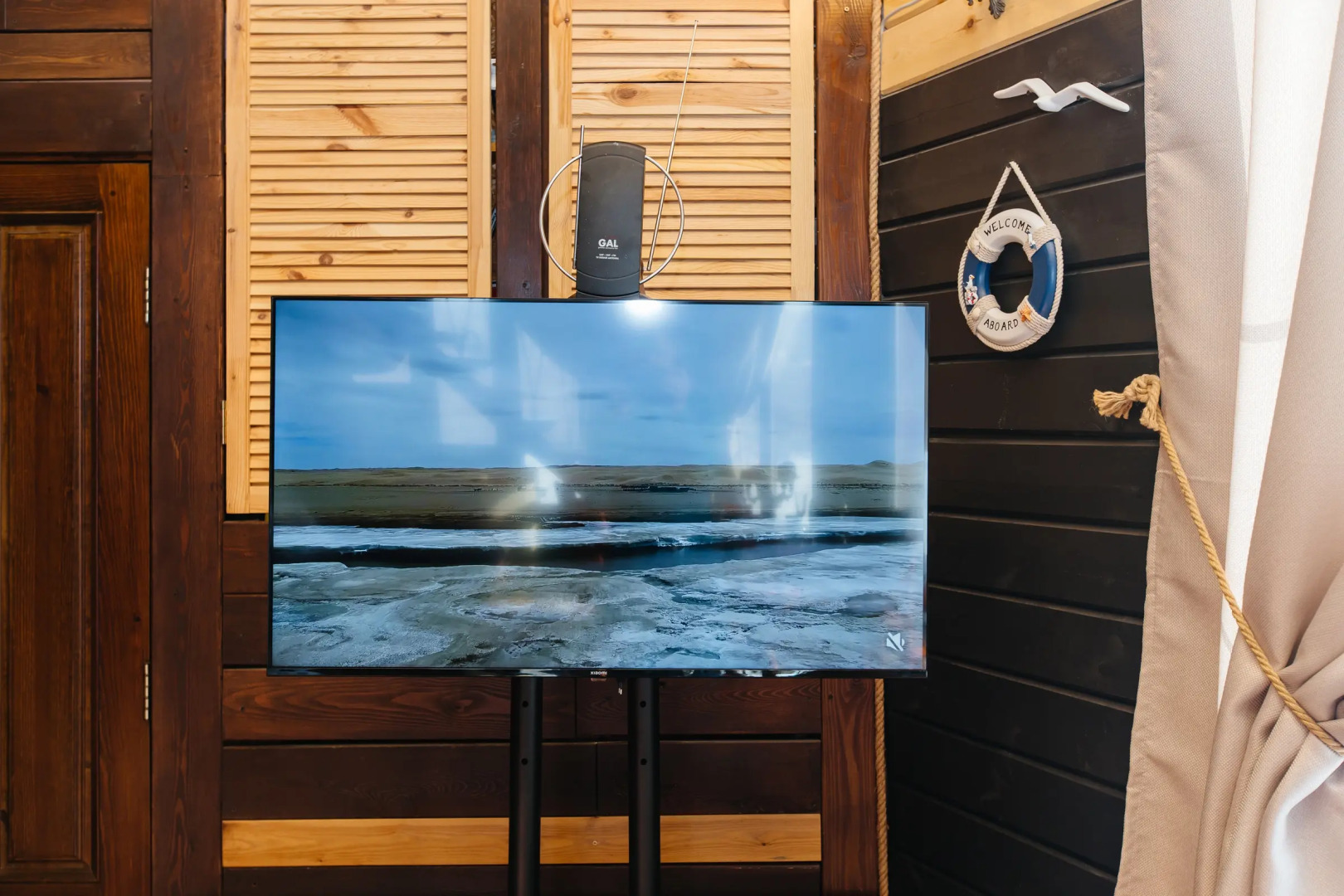 Гостевой Дом с кораблем на берегу реки