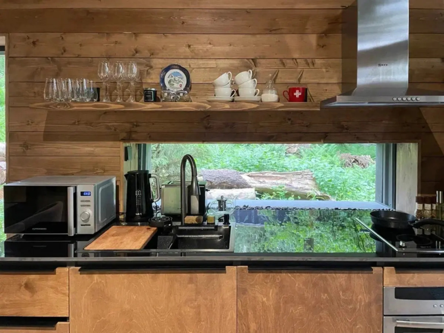 Шале с камином и джакузи в лесу