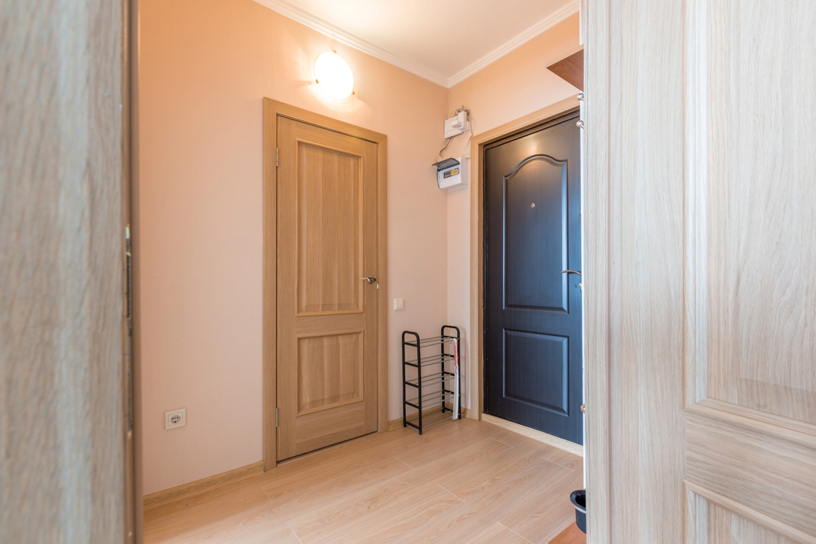 Апартаменты Гости Любят у метро Римская Бежевая