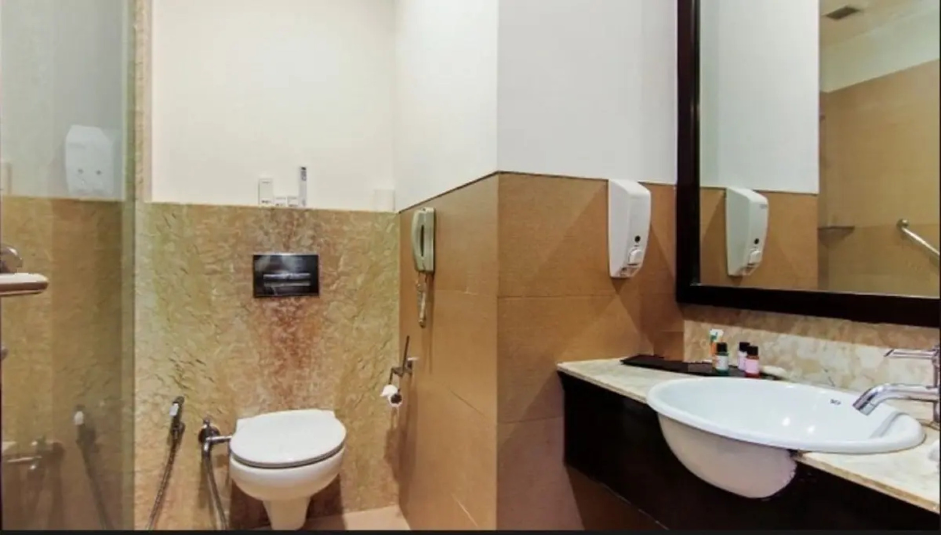 Отель Vibe by The LaLiT Traveler