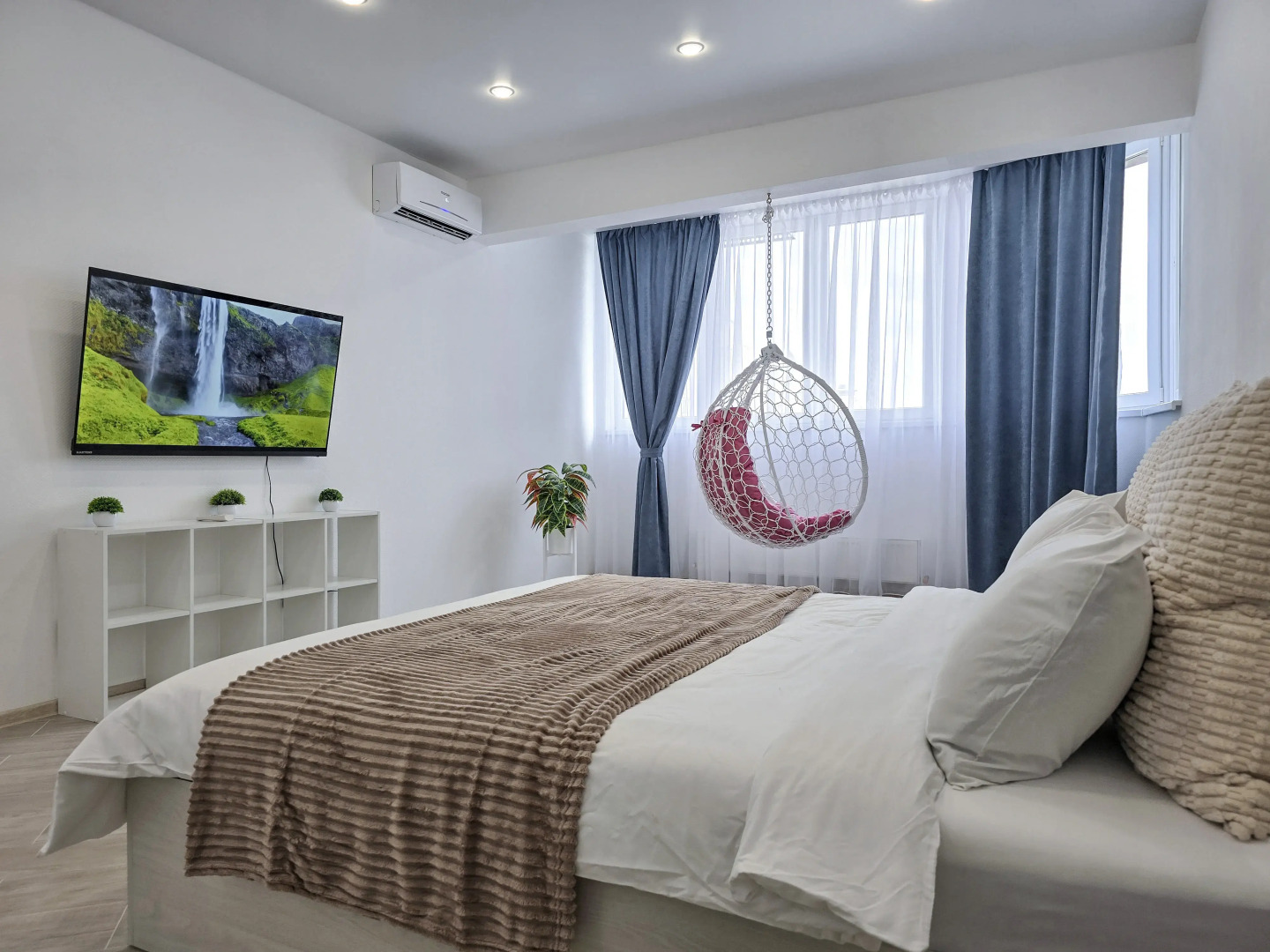 Квартира с большим телевизором и шикарным видом на реку Кубань