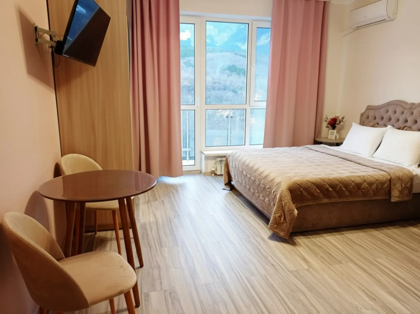 Квартира-студия с панорамным видом на горы