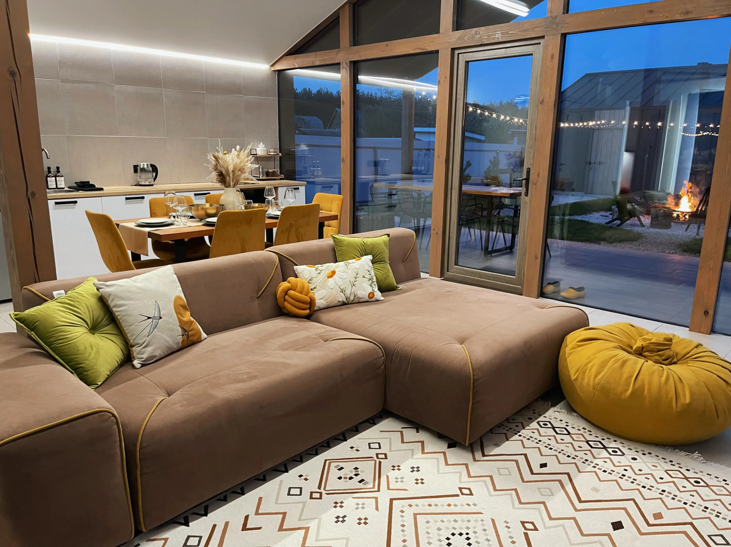 Частный дом просторный барнхаус с панорамными окнами