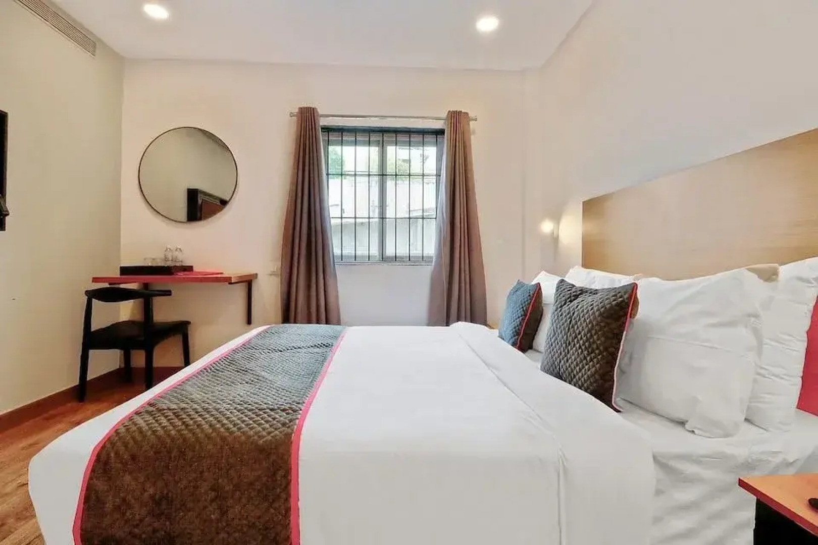 Отель Consulate By Book Meri