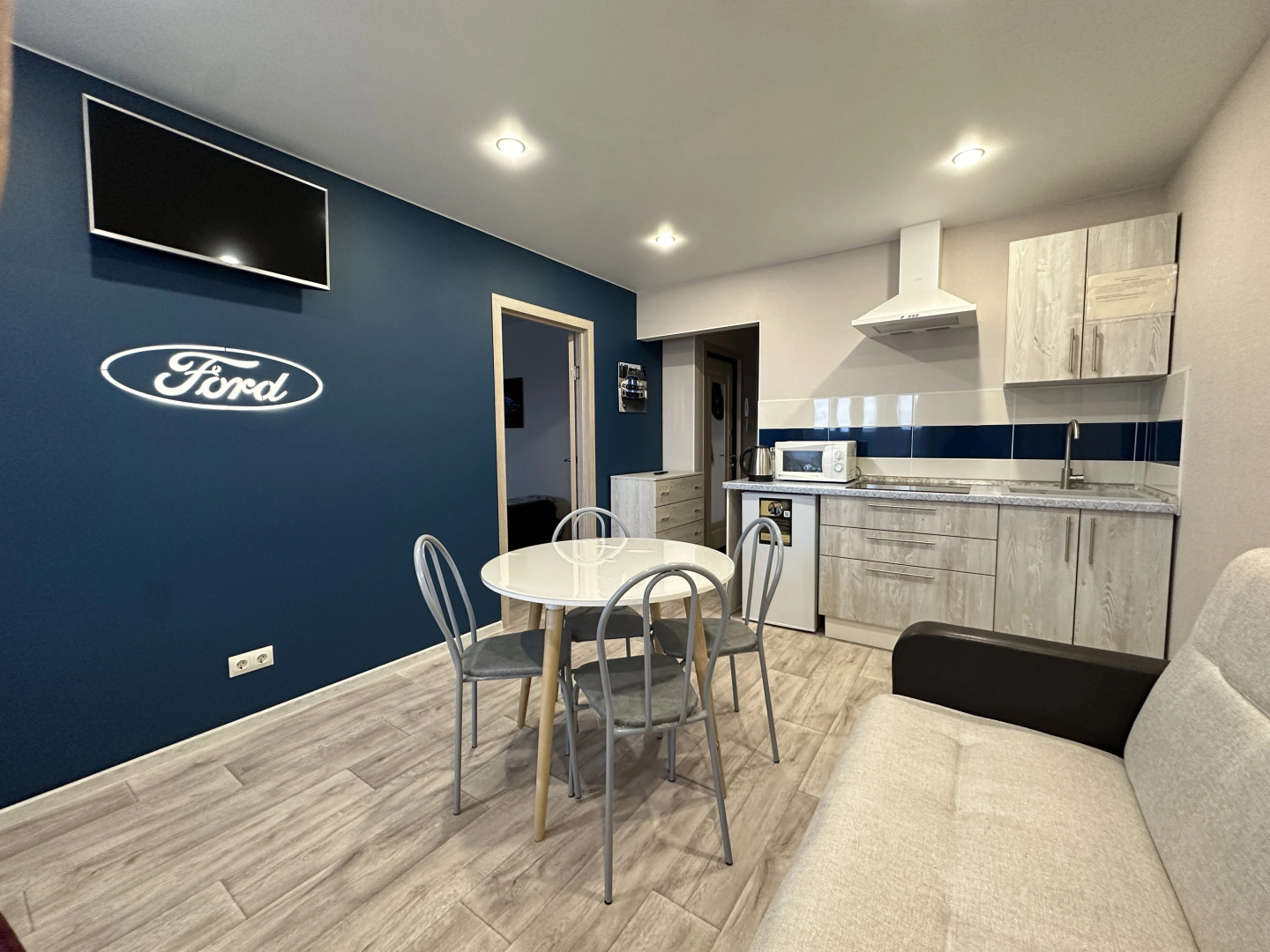 Апартаменты ФОРД против ФЕРРАРИ